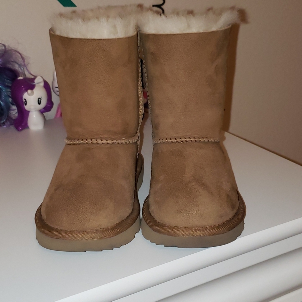 UGG - Picture 3 of 5